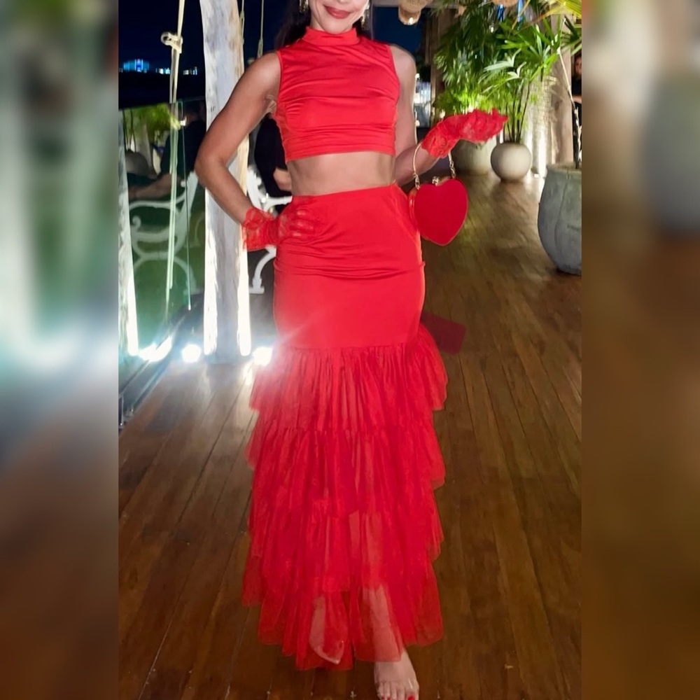 Chic Red Dress With Gradient Effect - image 1